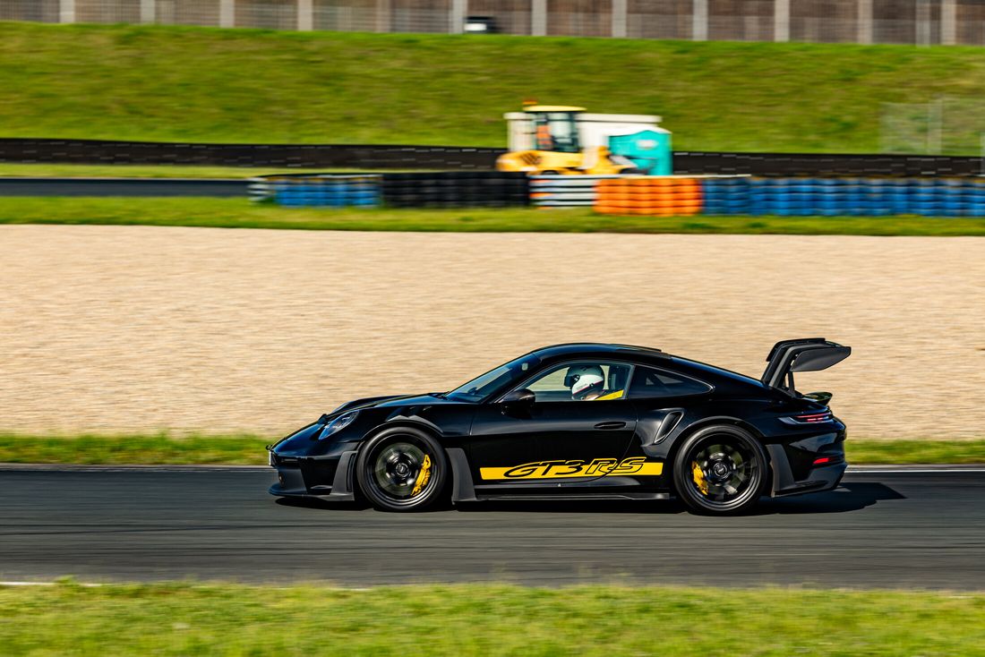 Porsche 911 GT3 RS in der Seitenansicht auf der Rennstrecke