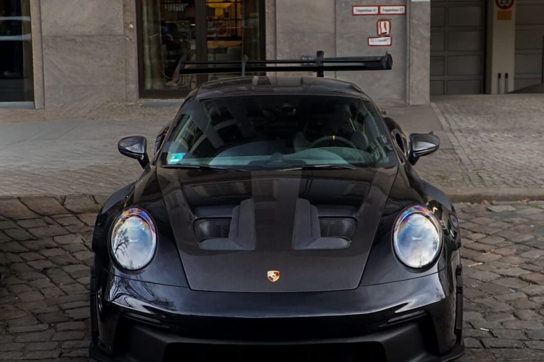 Porsche 911 GT3 RS frontal auf Kopfsteinpflaster in Berlin