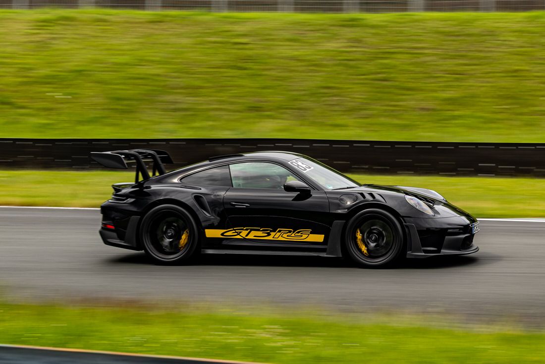 Porsche 911 GT3 RS im Mitzieher auf der Rennstrecke
