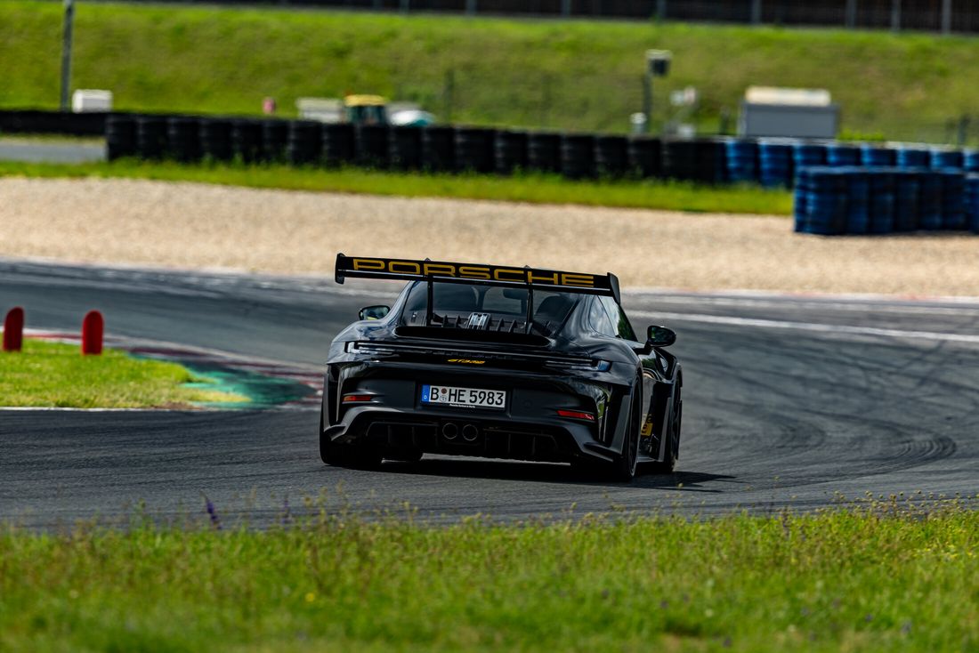 Porsche 911 GT3 RS im Anbremsen auf einer Rennstrecke