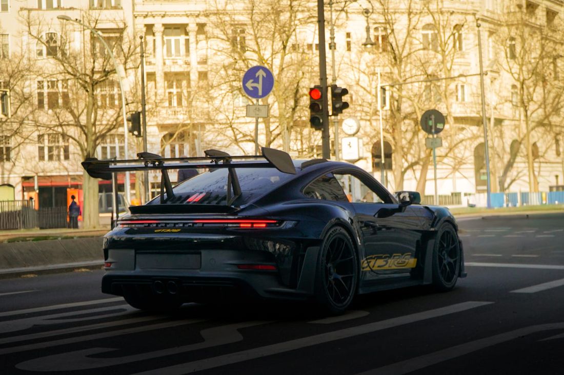 Porsche 911 GT3 RS von hinten an einer Kreuzung in Berlin