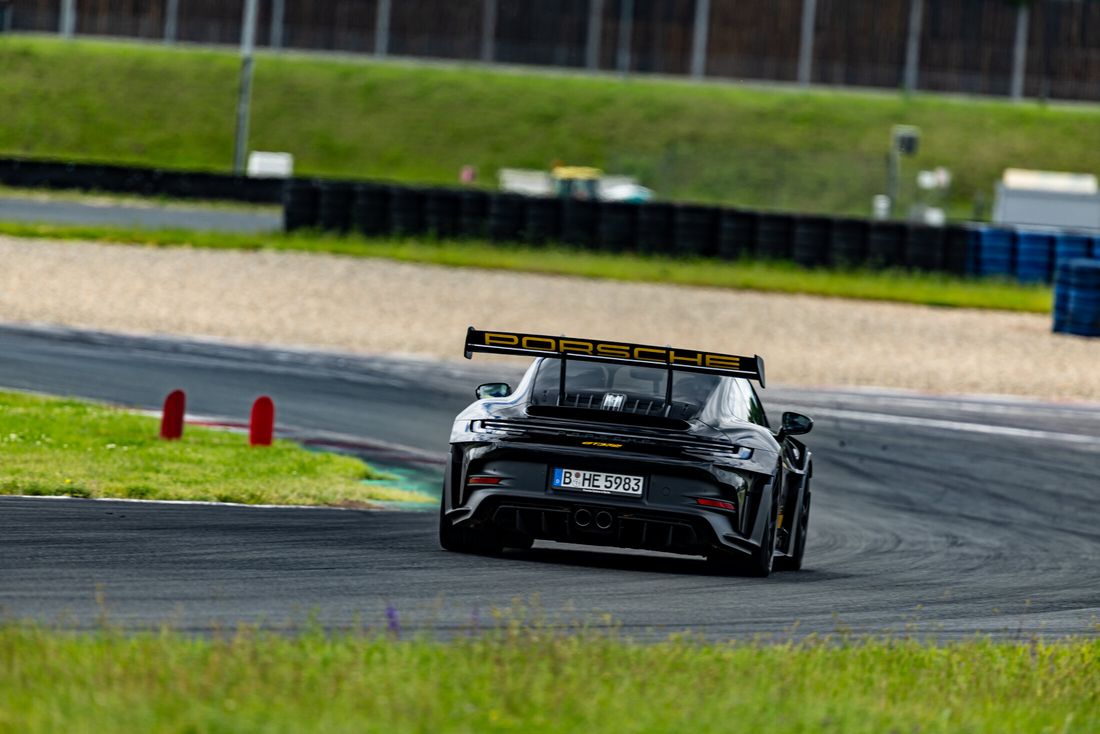 Porsche 911 GT3 RS von hinten auf der Rennstrecke