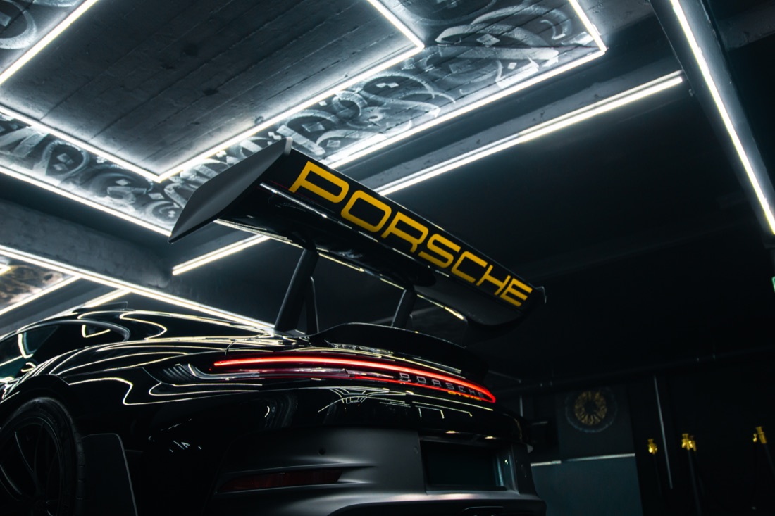 Heckflügel des GT3 RS mit Porsche-Schriftzug, aufgenommen im Studio
