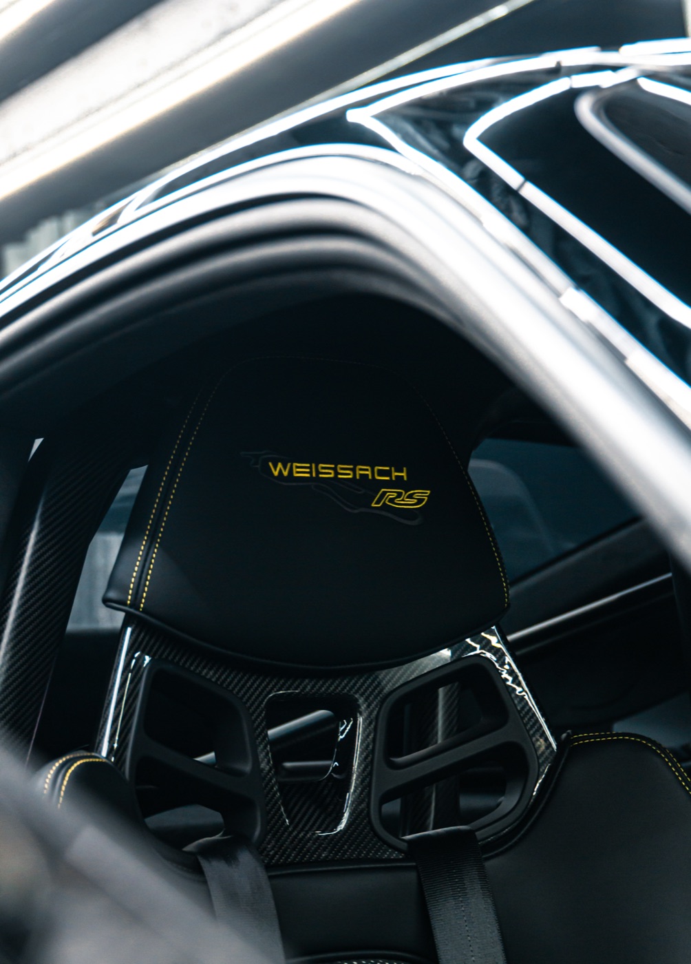 Kopfstütze mit Weissach-RS-Stickerei und Carbon-Sitzschale