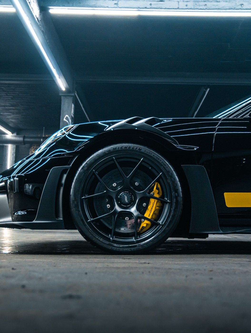 Vorderrad des GT3 RS mit Zentralverschluss und gelbem Bremssattel