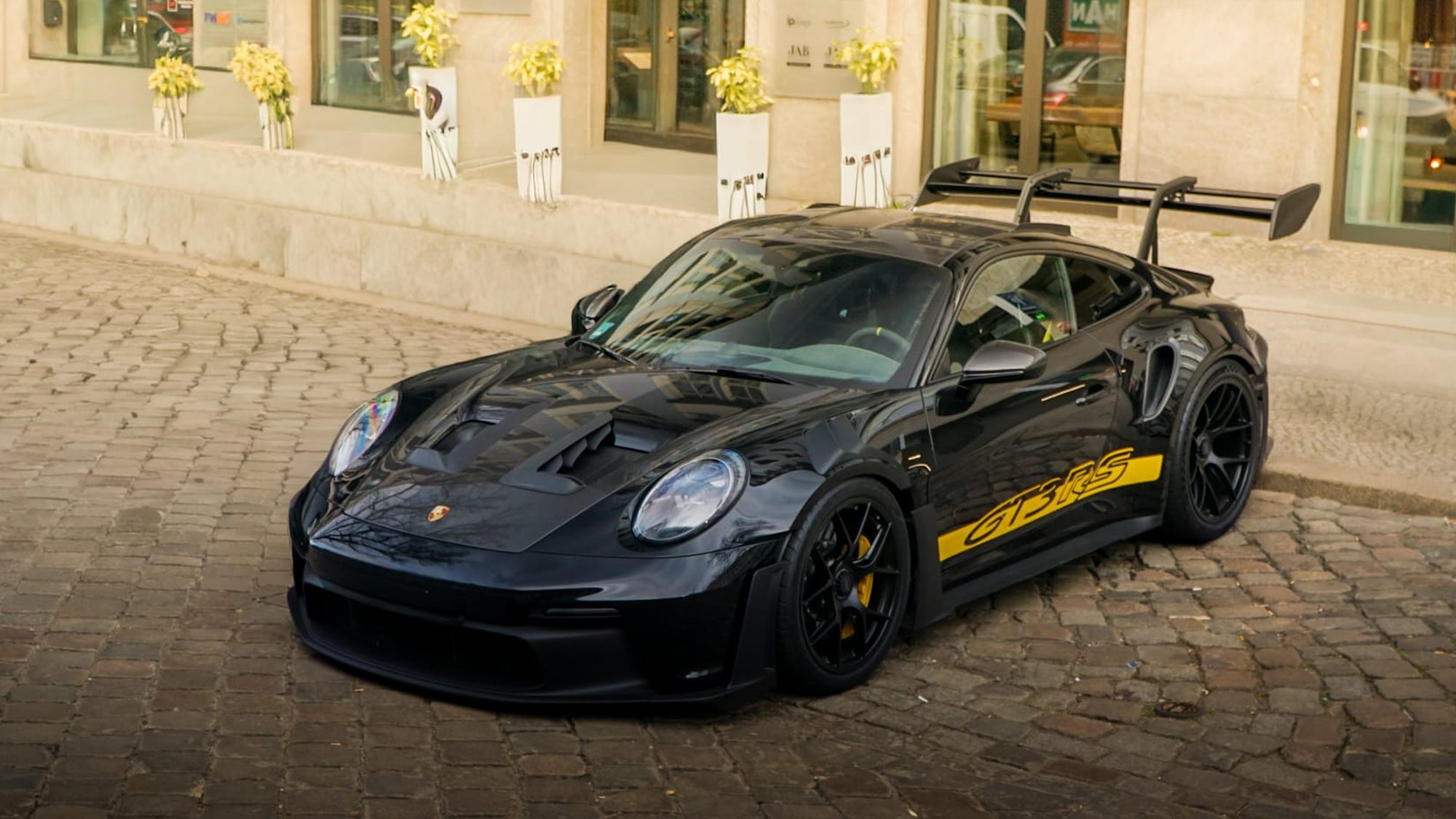 Porsche 911 GT3 RS auf Kopfsteinpflaster in Berlin